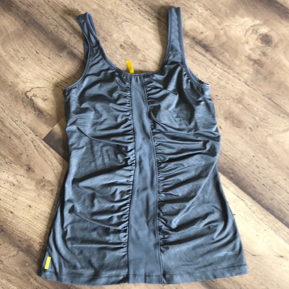 Sleeveless athletic shirt